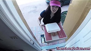 Une vraie adolescente de livraison de pizza baisée et le sperme fait face pour un pourboire en HD